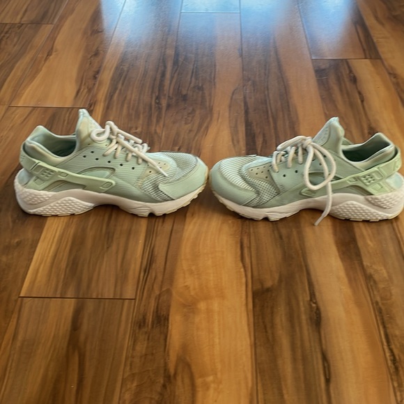 Women’s Nike Air Huarache Run SE size 8.5. Igloo green - Picture 6 of 8